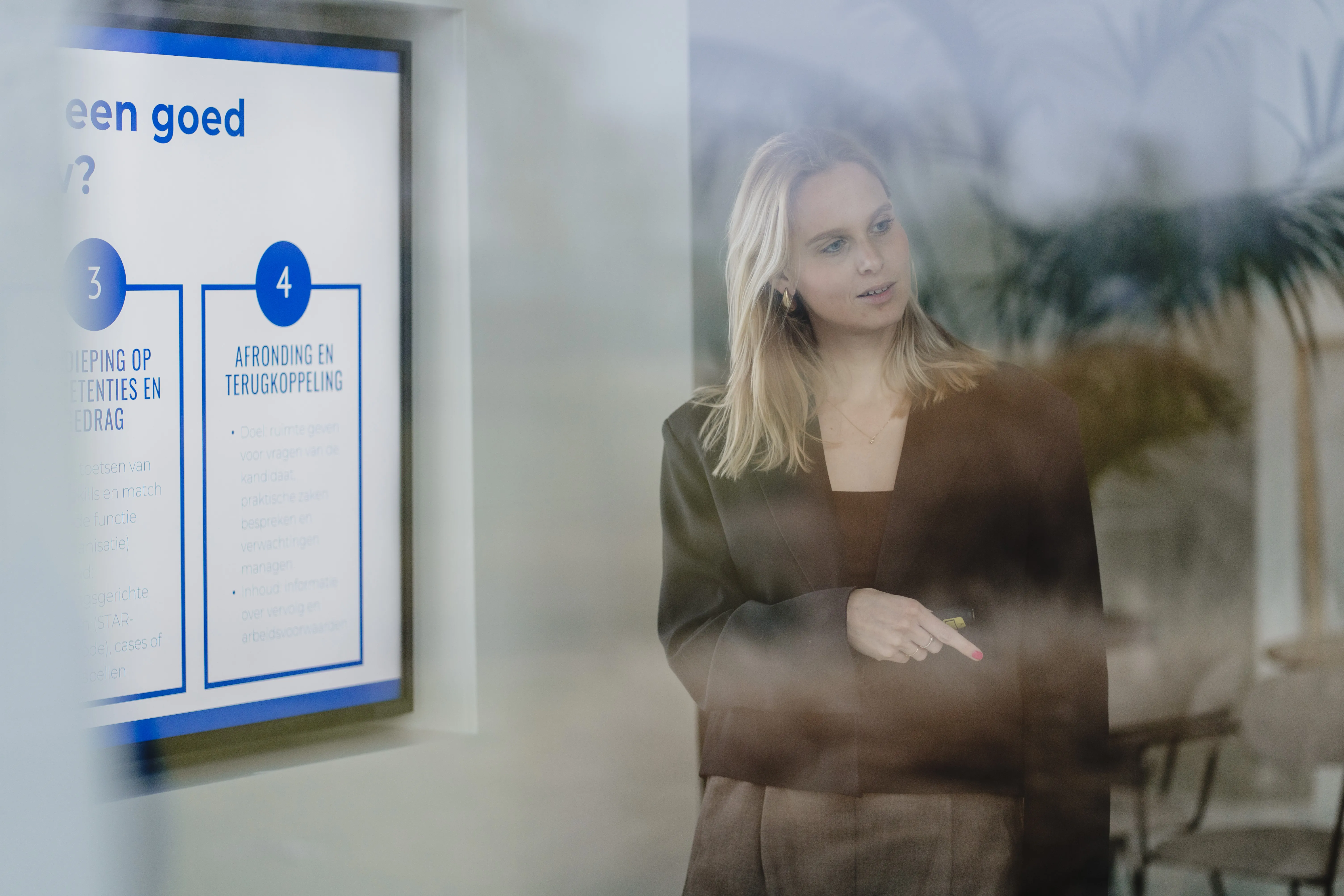 Imke geeft een toelichting bij een presentatiescherm