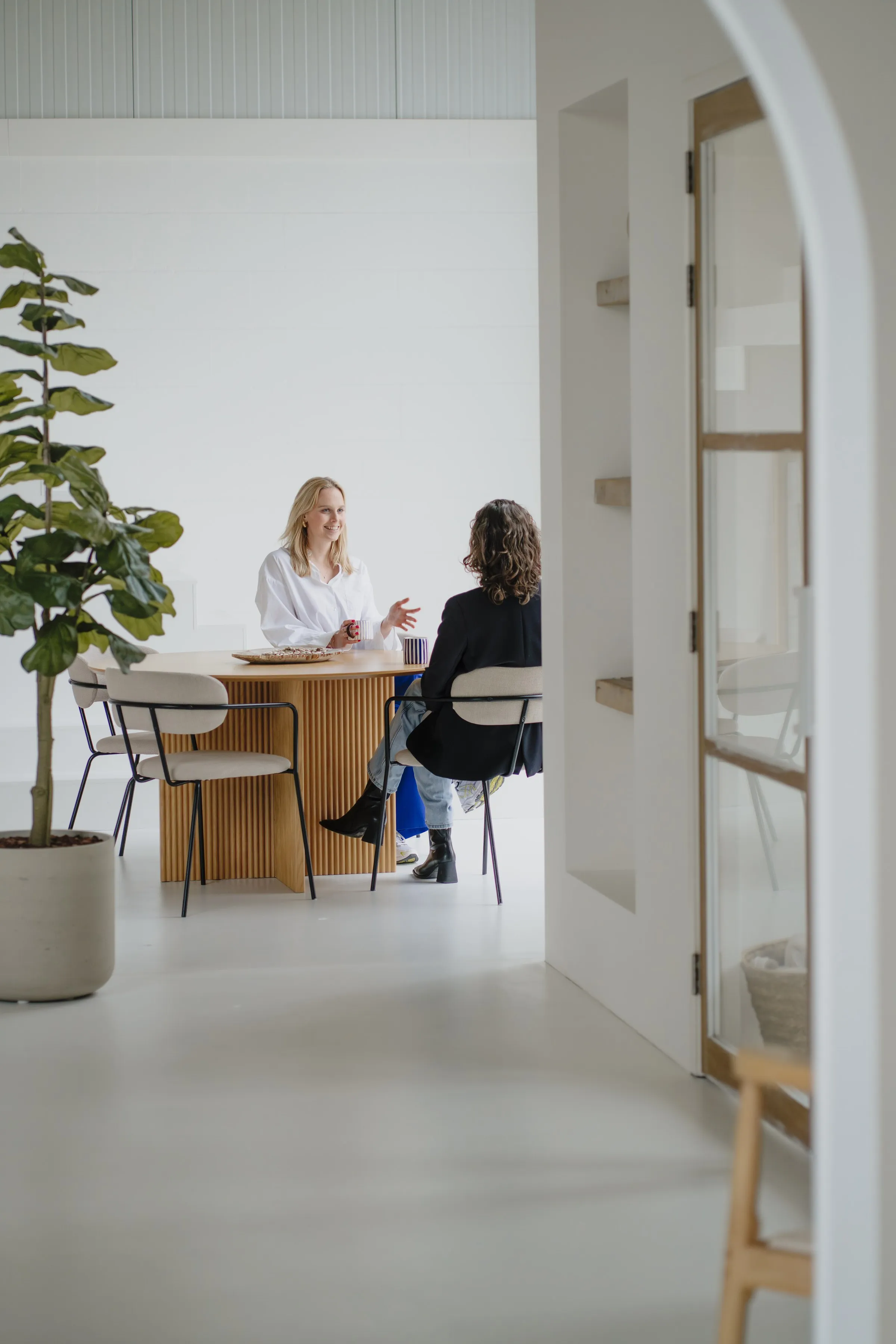 Imke van Kampen in gesprek met een opdrachtgever