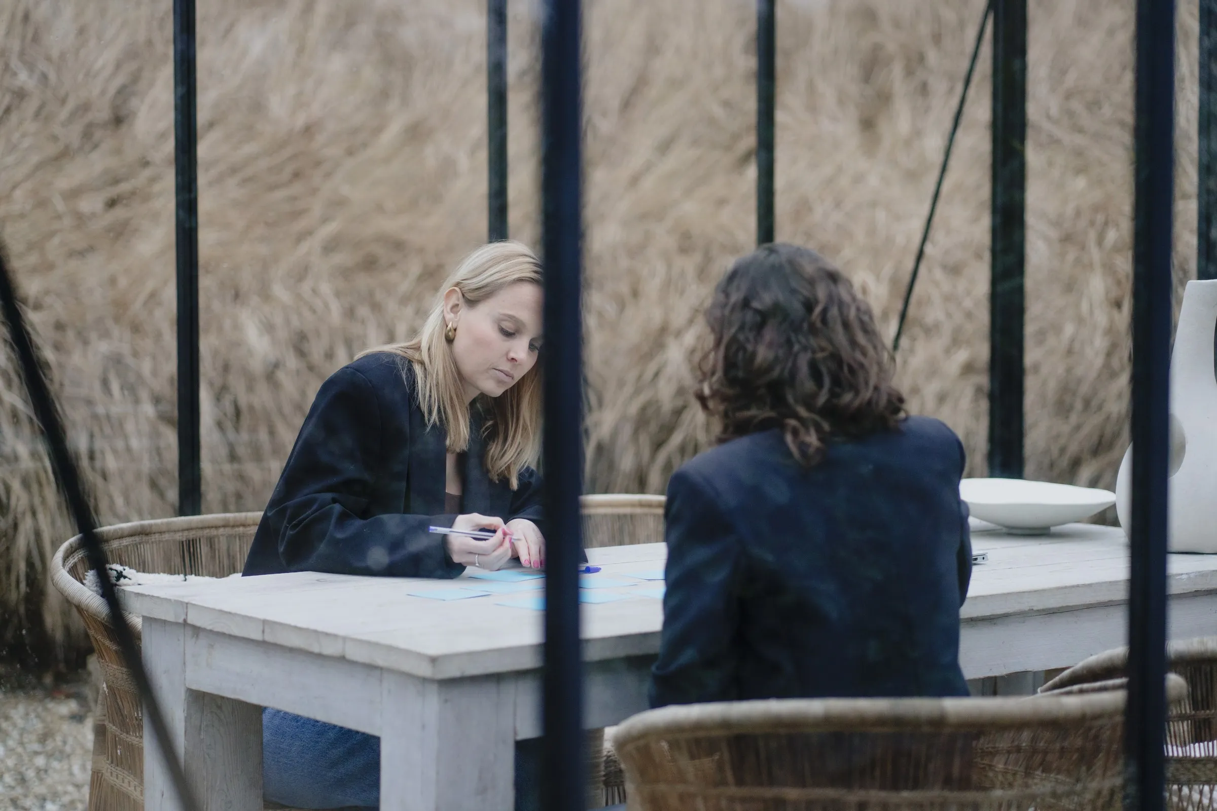 Imke werkt aantekeningen uit aan een tafel buiten