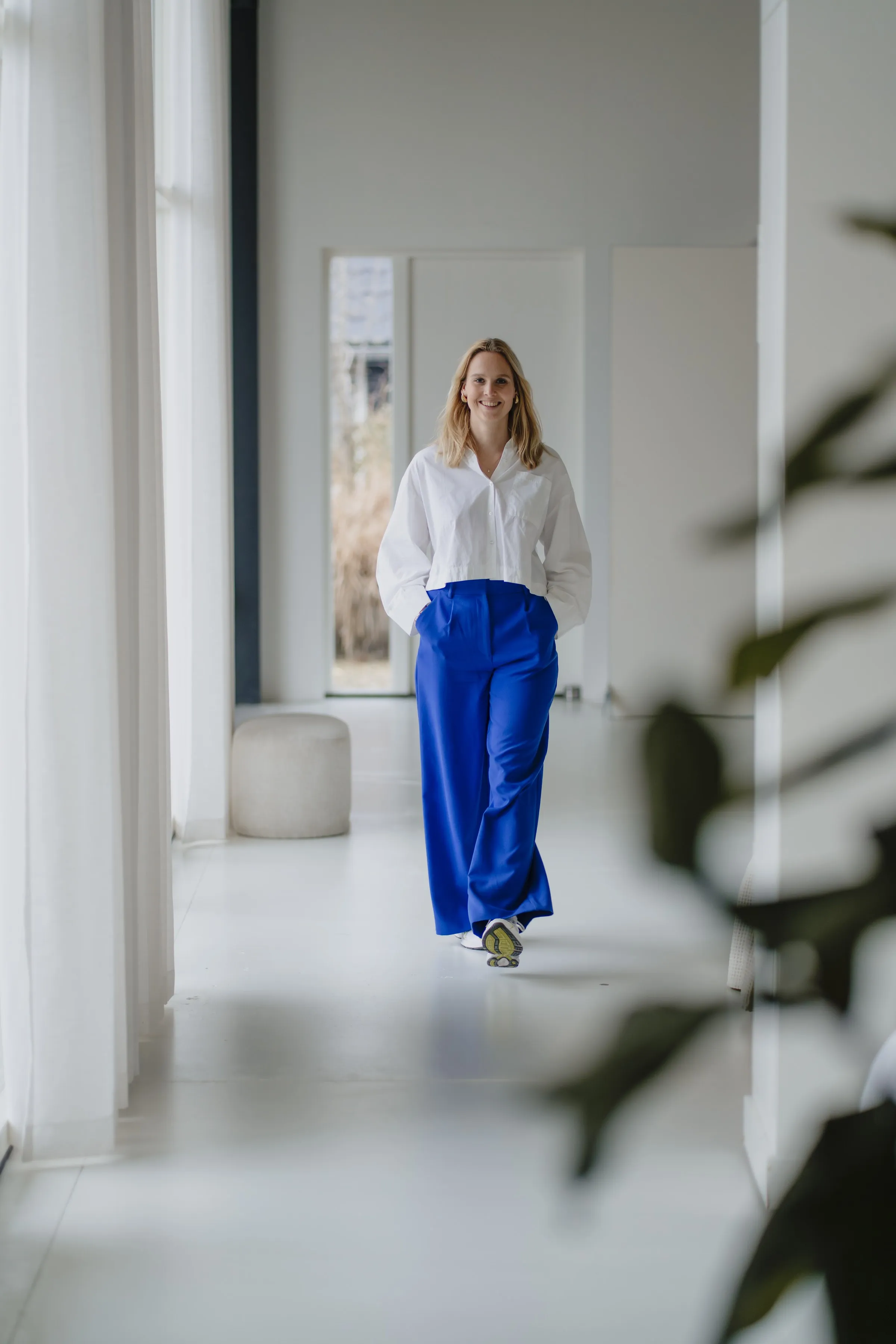 Imke van Kampen komt lachend aangelopen in een lichte ruimte