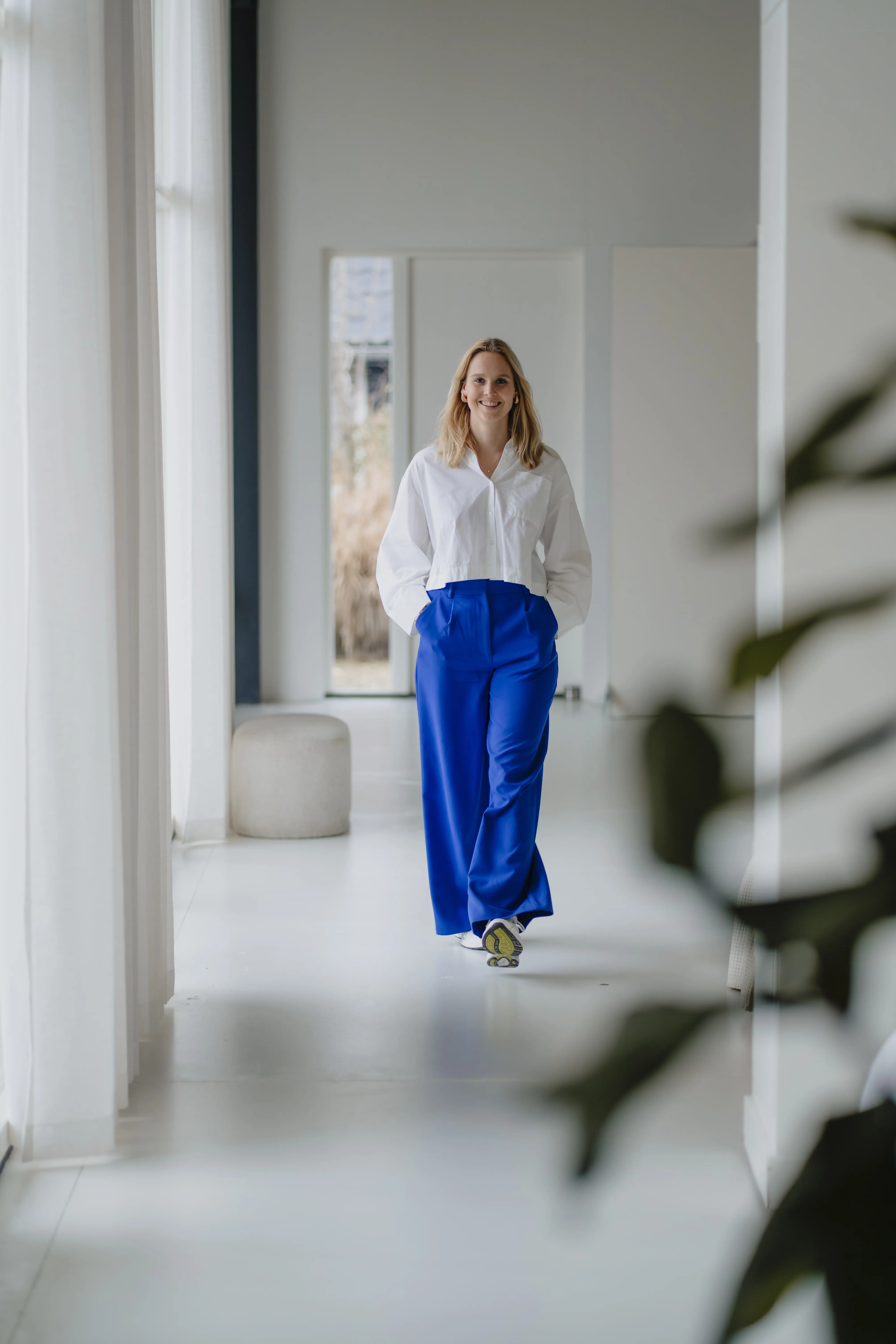 Imke van Kampen komt lachend aangelopen in een lichte ruimte