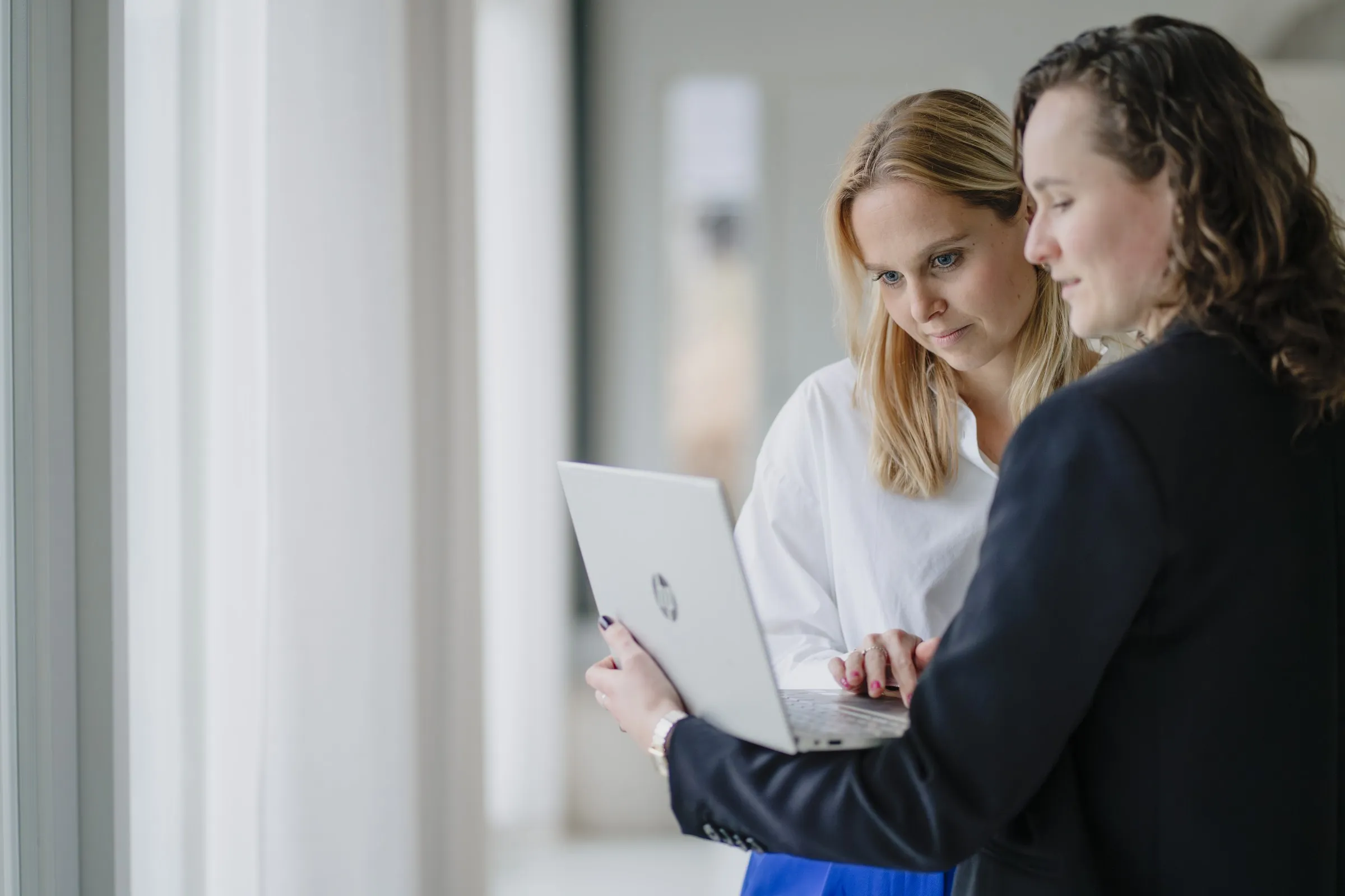 Imke bespreekt de uitkomsten samen bij een laptop
